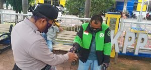 Tak Hentinya Kapolsek Bagikan Masker Gratis di Kota Serang