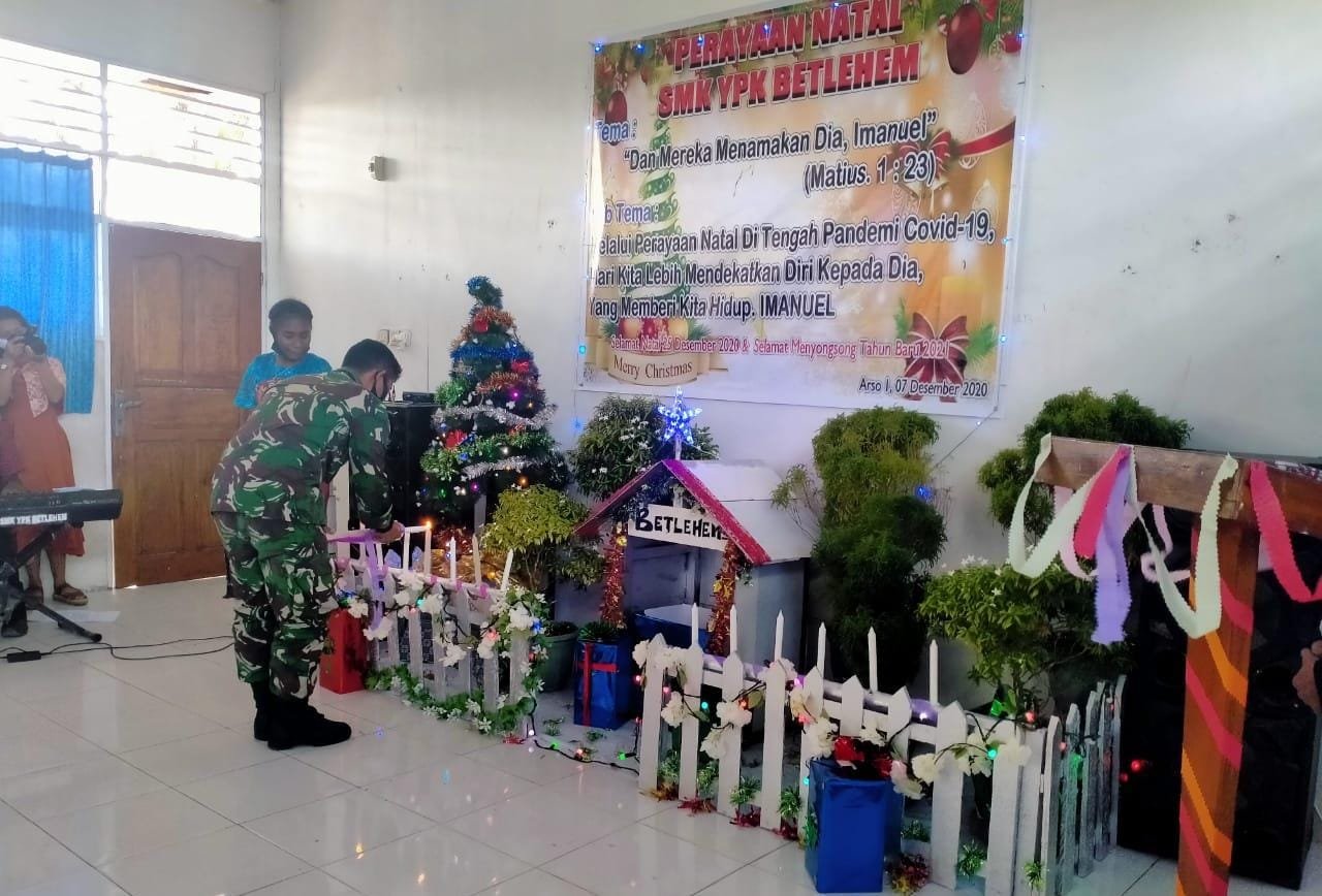 Prajurit Satgas Yonif MR 413 Kostrad Penuhi Undangan Perayaan Natal Di