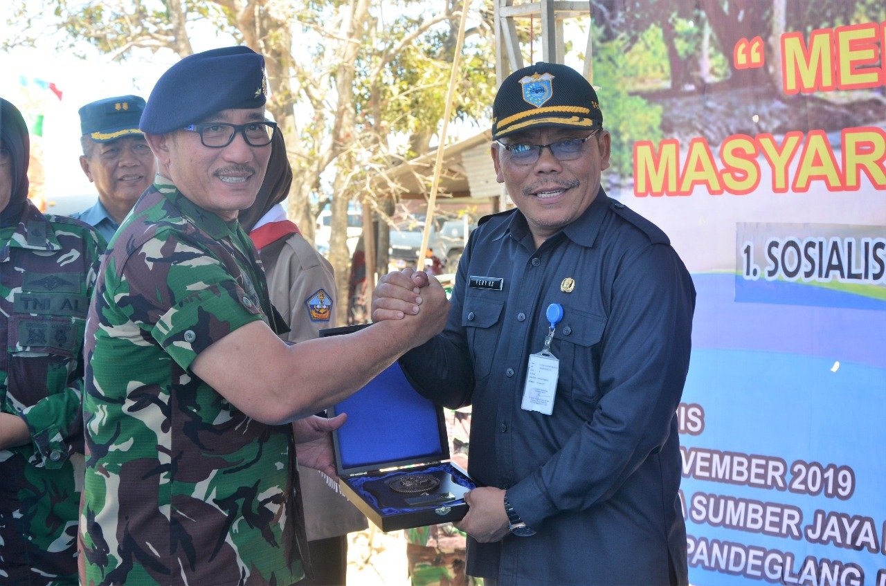 LANAL Banten Salurkan Bantuan 30 Unit Perahu Nelayan Pandeglang