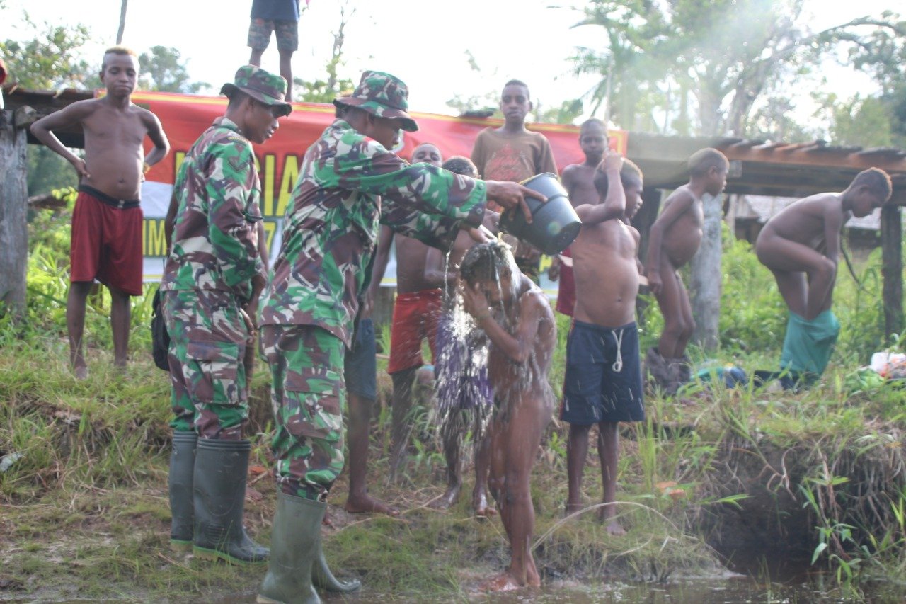 Personel TNI Ajari Mandi Bersih AnakAnak Pedalaman Papua