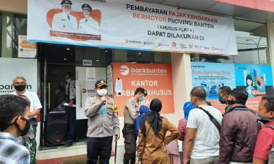 Antrian Nasabah Bank Banten Mengular