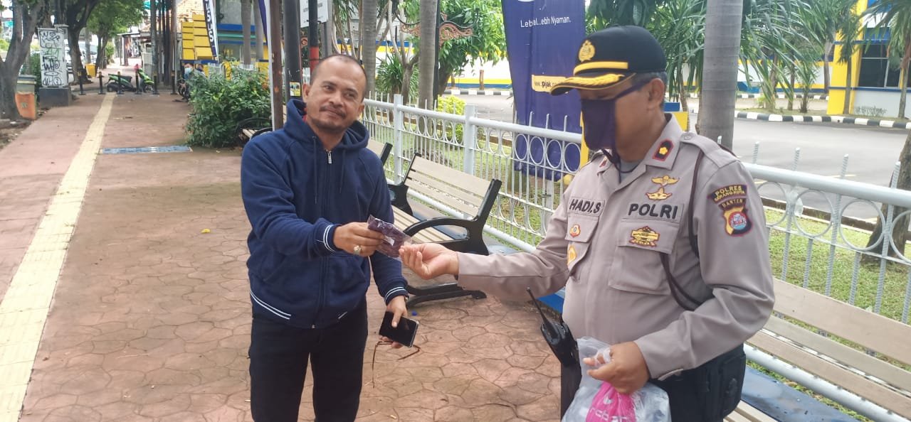 Tak Hentinya Kapolsek Bagikan Masker Gratis di Kota Serang