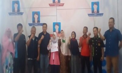 Foto Bersama Pengurus dengan Kasi Kesiswaan SMP Kabupaten Pandeglang Saat Penyerahan Voucher