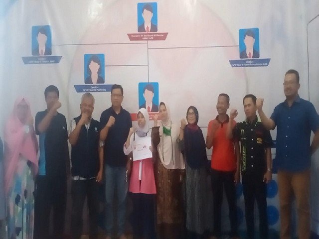 Foto Bersama Pengurus dengan Kasi Kesiswaan SMP Kabupaten Pandeglang Saat Penyerahan Voucher