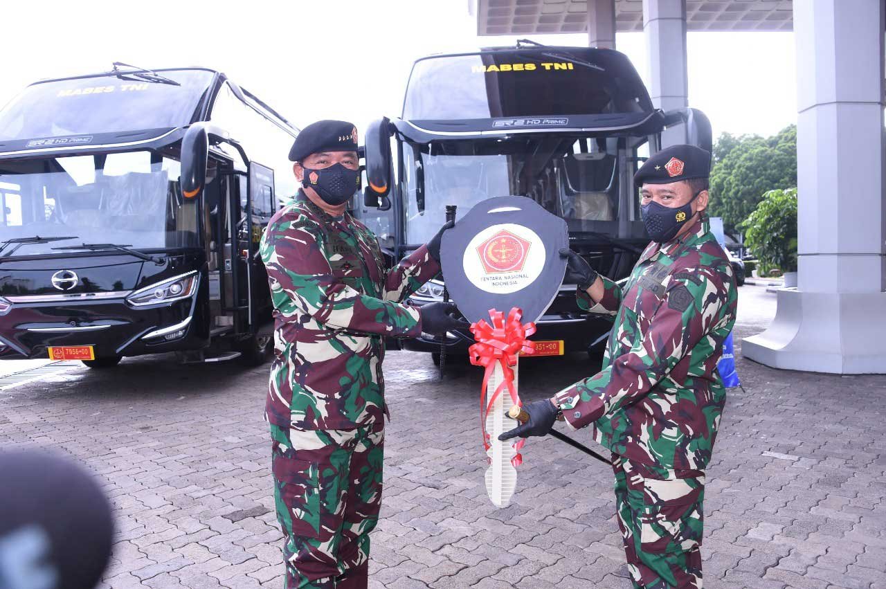 Panglima TNI Serahkan Kendaraan Operasional Kepada Dandenma Mabes TNI