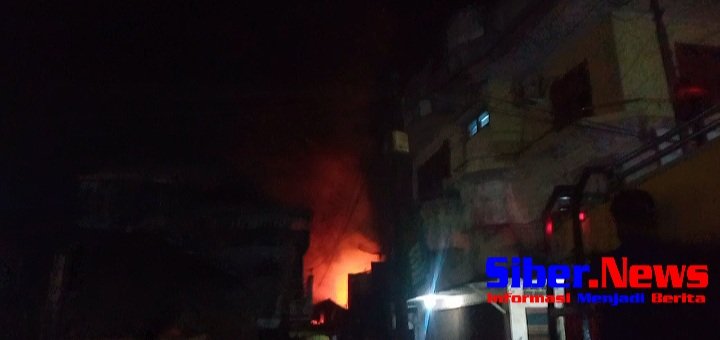 Sebuah Gudang Pelastik Habis Dilalap Si Jago Merah