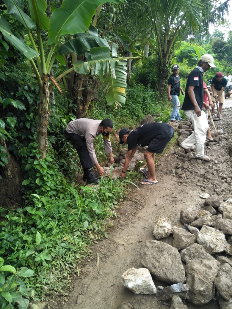 Bhabinkamtibmas Desa Pakuncen Bersama Masyarakat Gotong Royong Perbaiki Jalan