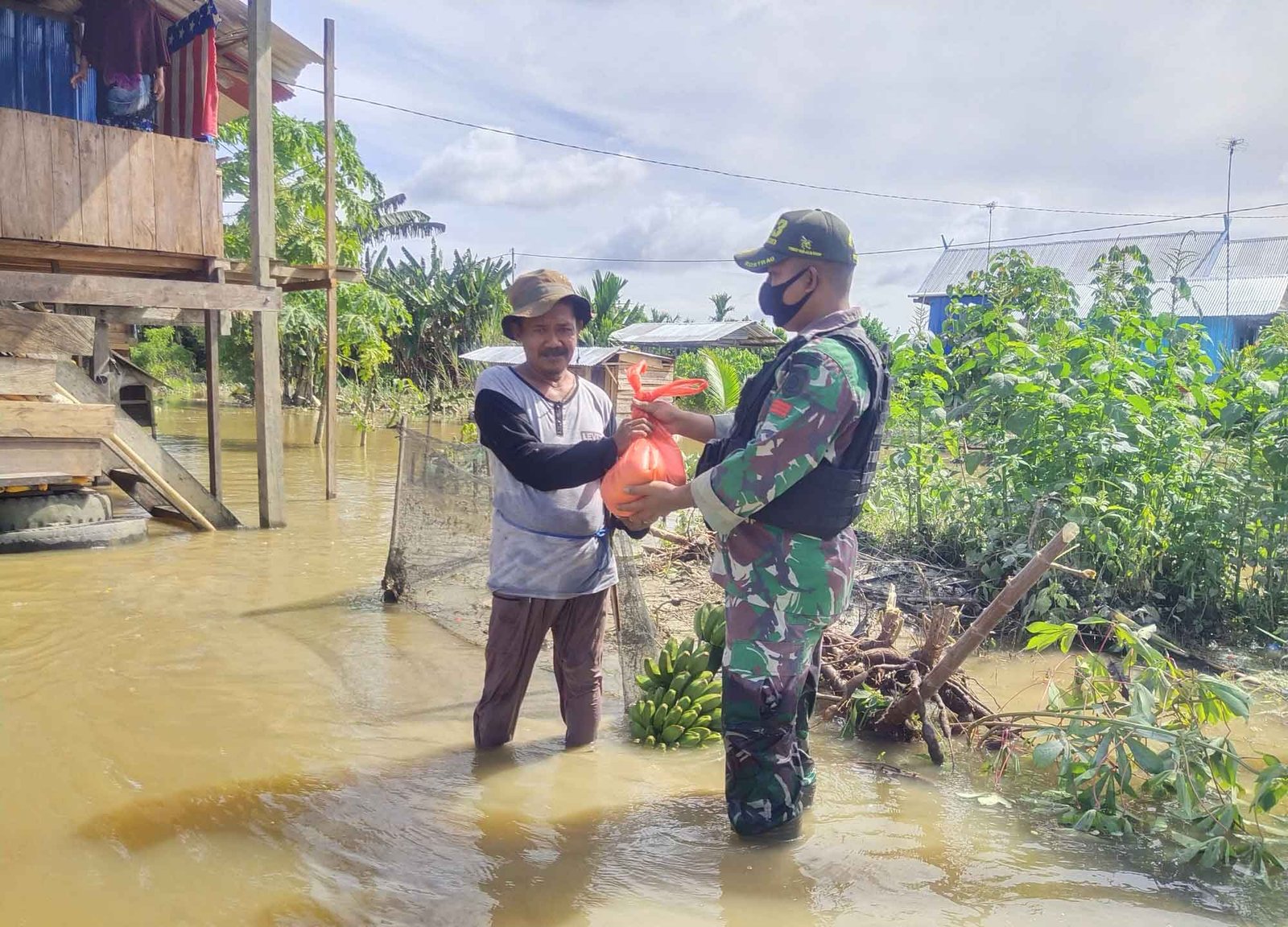 Terdampak Banjir, Kampung Yowong Terima Bantuan Sembako dari Satgas 413 Kostrad