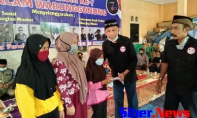 Dewan Pembina Ormas Jarum Korcam Warunggunung Ketika Menyerahkan Santunan Untuk Anak Yatim, Dalam Rangkaian Kegiatan Millad Yang Ke 7, Minggu, (0703/2021)