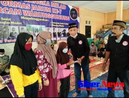 Dewan Pembina Ormas Jarum Korcam Warunggunung Ketika Menyerahkan Santunan Untuk Anak Yatim, Dalam Rangkaian Kegiatan Millad Yang Ke 7, Minggu, (0703/2021)