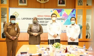 saat menyampaikan LKPD ke BPKRI Perwakilan Banten, di Kantor BPK-RI Perwakilan Banten Serang, Senin (15/3/2021).
