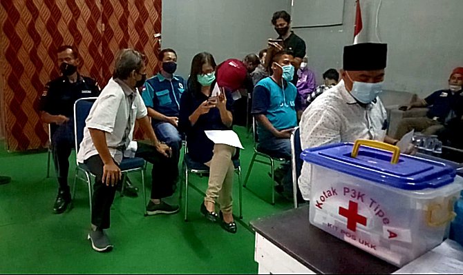 Anggota PWI Lebak menjalani proses pendataan dan screening sebelum di vaksin 