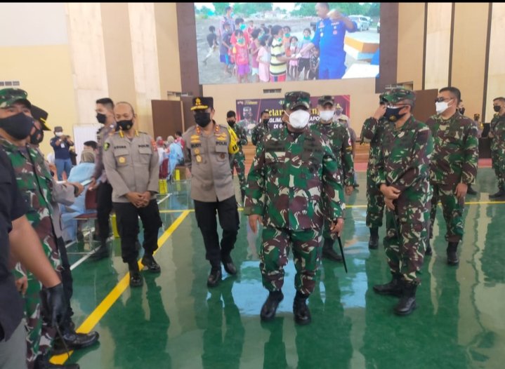 Danrem 064/MY damping Pangdam III/SLW dalam Kunjungan Kerja Panglima TNI dan Kapolri tinjau serbuan Vaksinasi di wilayah Banten