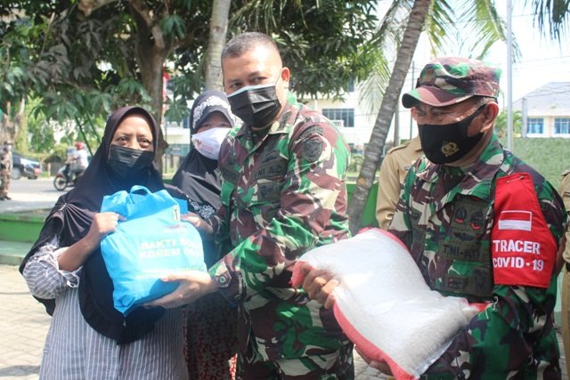 Korem 064MY Bagikan Paket Sembako Kepada Masyarakat Koramil 2304Anyar