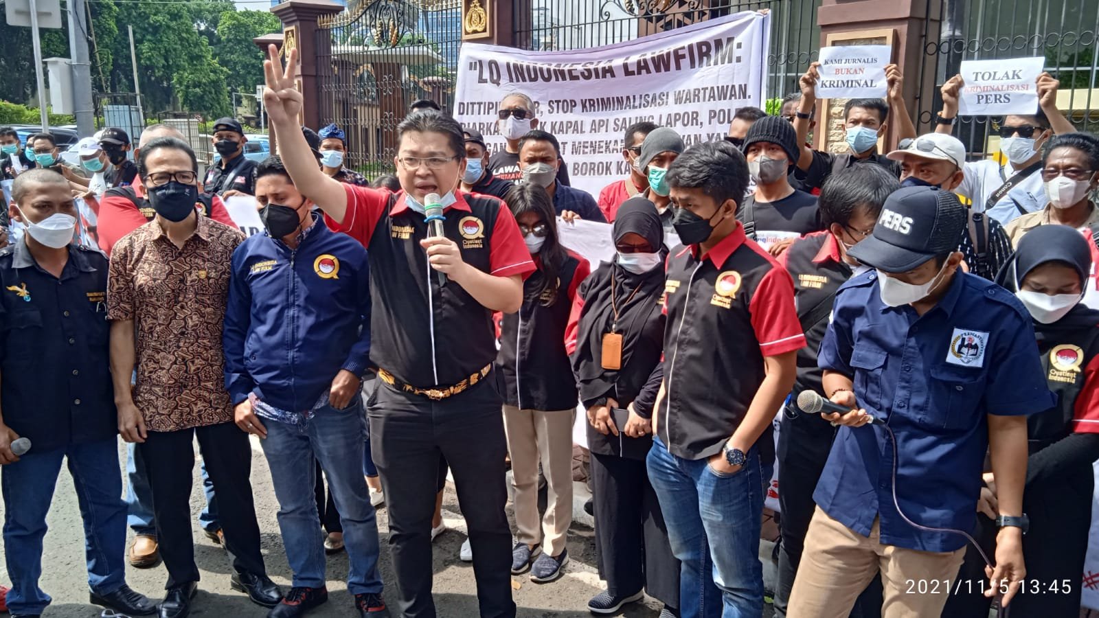 Stop Kriminalisasi, Puluhan Wartawan dan Advokat LQ Indonesia Lawfirm Gelar Aksi Damai di Mabes Polri