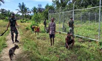 Bersama Warga, Satgas Yonif 126/KC Bersihkan PLTS