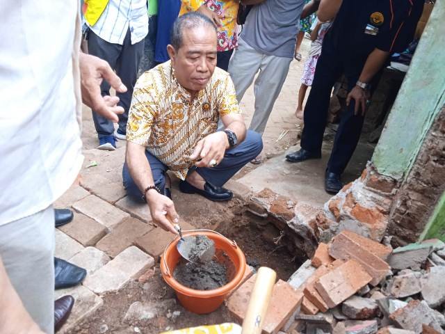 DPW Banten Partai Berkarya  Versi Abah Otong Bedah Rumah Korban Banjir Kota Serang