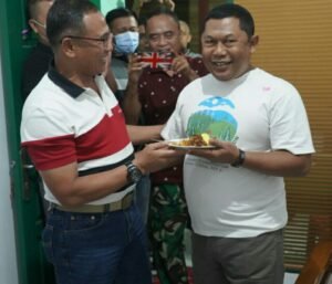 Danrem Bersama Rombongan Berikan Kejutan Pada Kasrem 064/MY