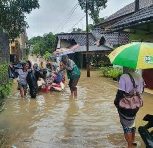 Serma Salahudin Anggota Koramil 0110/Labuan Cepat Tanggap Bantu Evakuasi