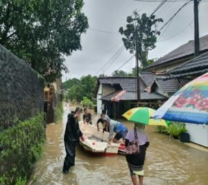 Serma Salahudin Anggota Koramil 0110/Labuan Cepat Tanggap Bantu Evakuasi