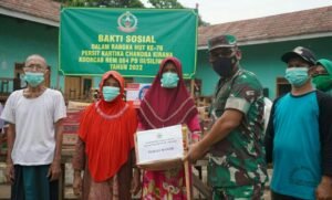 Danrem 064/MY bersama Ketua Persit KCK Koorcab Rem 064 Beri Bantuan Korban Banjir