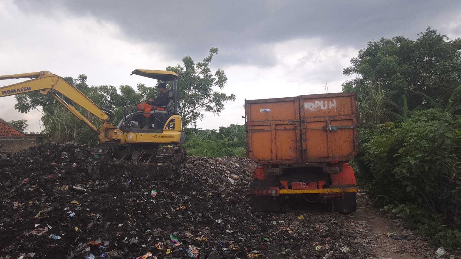 Aksi dan Solusi FKKS Kec Cikupa dengan Gebrakan Pembersihan Gunung Sampah di Desa Sukanagara Cikupa Tangerang