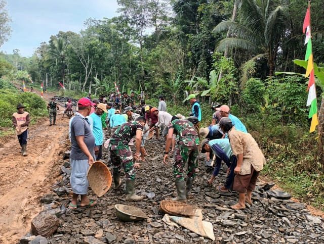 Satgas TMMD 113 Kodim 0601Pdg, Tetap Bekerja, Meski Cuaca Hujan
